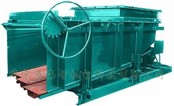 導料槽設(shè)有多個活動式底板，底板在回程過程中可以承受物料所帶來的摩擦力